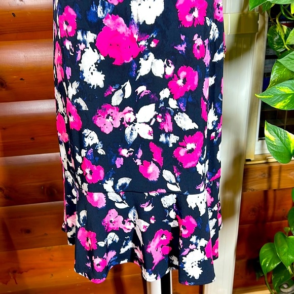 Ellen Tracy Sleeveless flower design dress. Size Medium with belt - Picture 4 of 7